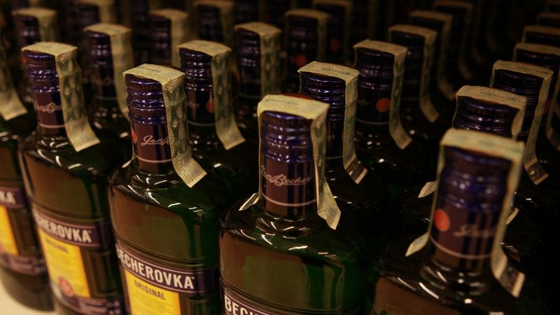 Polský nápojářský gigant Maspex kupuje Becherovku